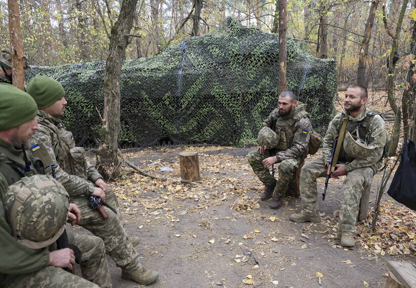 Украинские военнослужащие в Харьковской области. Fot. PAP/EPA/SERGEY KOZLOV