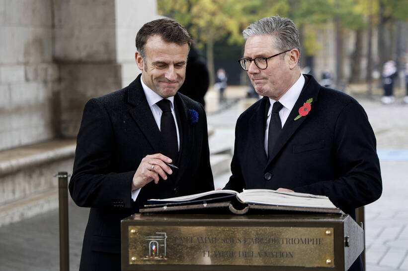 Premier Wielkiej Brytanii Keir Starmer i prezydent Francji Emmanuel Macron. Fot. PAP/EPA/LUDOVIC MARIN / POOL