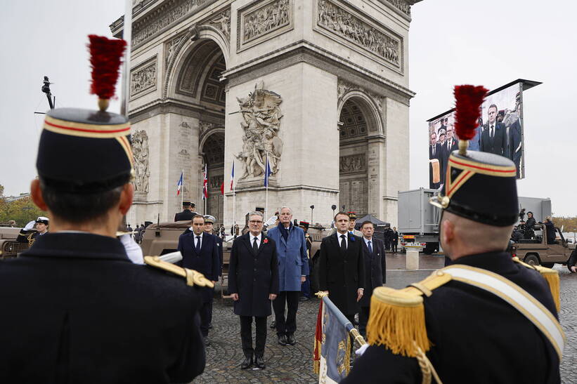 Prezydent Francji Emmanuel Macron i premier Wielkiej Brytanii Keir Starmer upamiętnili w poniedziałek w Paryżu 106. rocznicę zawieszenia broni w I wojnie światowej. Fot. PAP/EPA/LUDOVIC MARIN / POOL