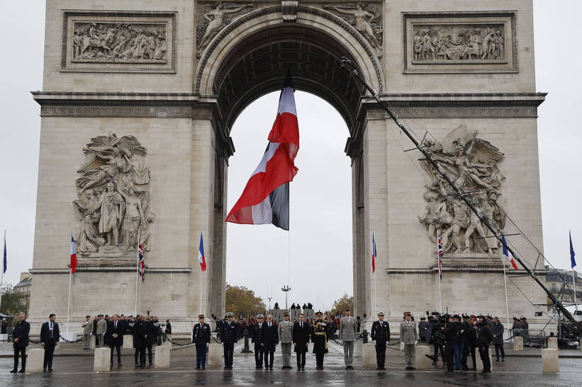 Prezydent Francji Emmanuel Macron i premier Wielkiej Brytanii Keir Starmer upamiętnili w poniedziałek w Paryżu 106. rocznicę zawieszenia broni w I wojnie światowej. Fot. PAP/EPA/LUDOVIC MARIN / POOL