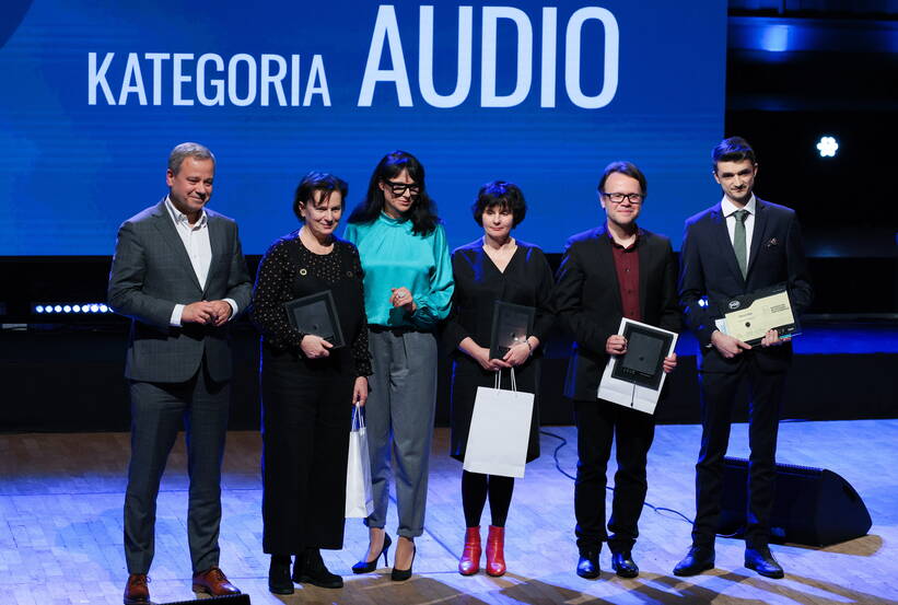 Laureat nagrody w kategorii audio za materiał "Bunt. Decydujący bój o ziemię" Adrian Bąk, wyróżniony w kategorii audio za materiał "Bitwa o Downing Street" Adam Dąbrowski, dziennikarka radiowej „Trójki” - Programu Trzeciego Polskiego Radia Anna Dudzińska, prezes Polskiego Radia S.A. Paweł Majcher oraz wyróżnione w kategorii audio za materiał "Po." Magdalena Skawińska i Urszuli Żółtowska-Tomaszewska na gali finałowej Nagrody PAP im. Ryszarda Kapuścińskiego. Fot. PAP/Paweł Supernak