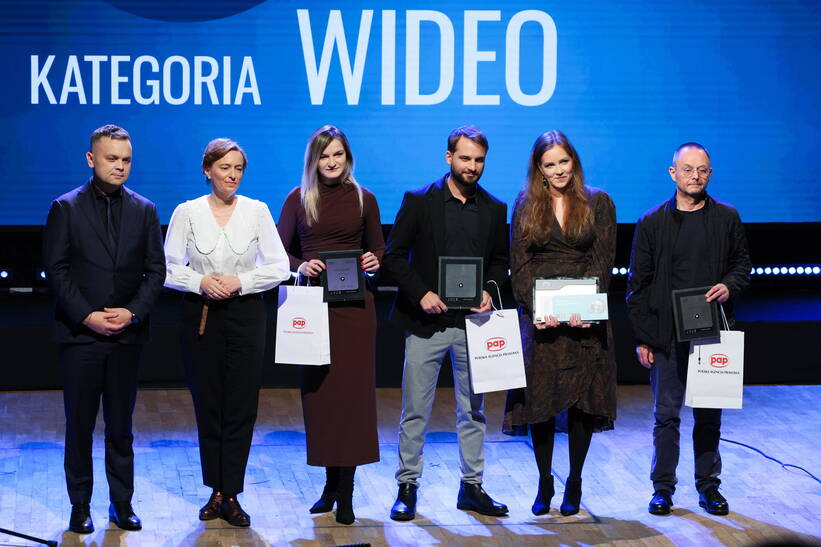 Dziennikarka Radia TOK FM Karolina Lewicka, dyrektor generalny Telewizji Polskiej Tomasz Sygut, laureatka nagrody w kategorii wideo za materiał "Krąg Putina. Tajemnice rosyjskich majątków w Europie" Ewa Galica, wyróżniony w kategorii wideo za materiał "Szwedy. Serial dokumentalny" Robert Kowalski oraz wyróżnieni w kategorii wideo za materiał "Nic nie czuję" Anita Bugajska i Janusz Schwertner na gali finałowej Nagrody PAP im. Ryszarda Kapuścińskiego. Fot. PAP/Paweł Supernak