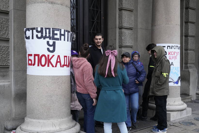 Studenci blokujący wejście na Wydział Filologiczny Uniwersytetu w Belgradzie. Fot. PAP/Jakub Bawołek