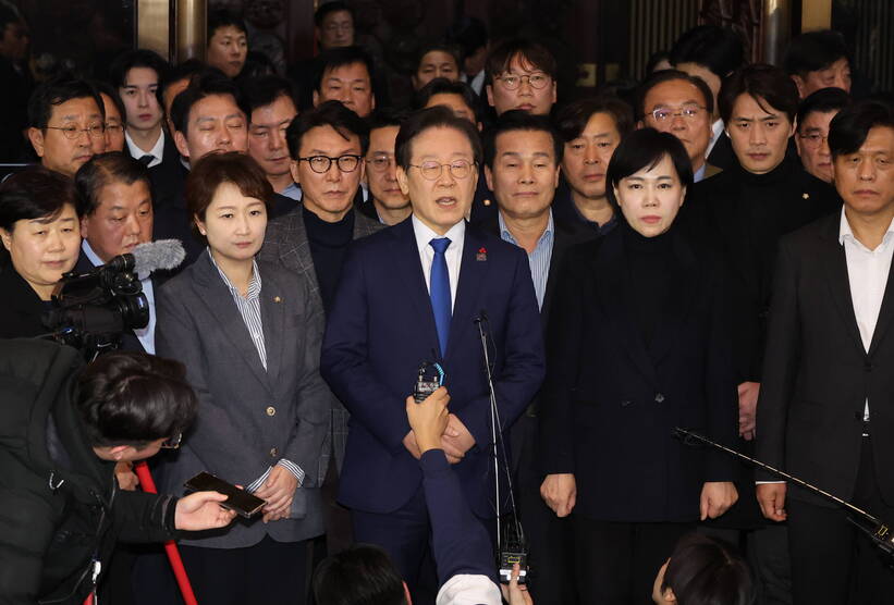 Lider głównej opozycyjnej Partii Demokratycznej Li Dze Mjung (C) ogłasza swoje stanowisko w Zgromadzeniu Narodowym w Seulu. Fot. PAP/EPA/YONHAP