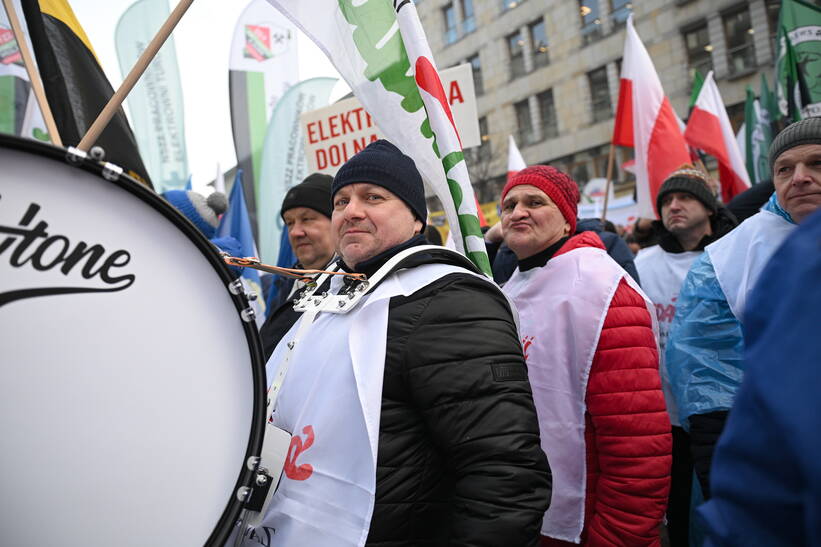 Protest energetyków i górników przed siedzibą Polskiej Grupy Energetycznej w Warszawie. Fot. PAP/Marcin Obara