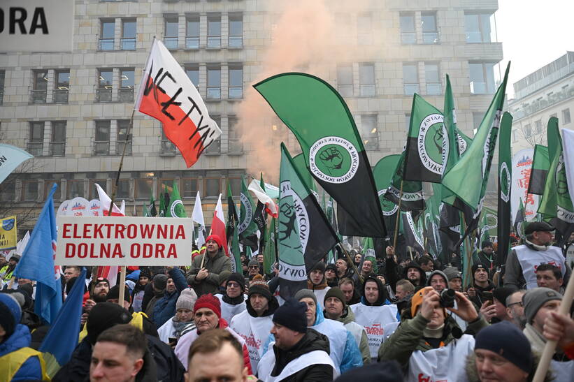 Protest energetyków i górników przed siedzibą Polskiej Grupy Energetycznej w Warszawie. Fot. PAP/Marcin Obara