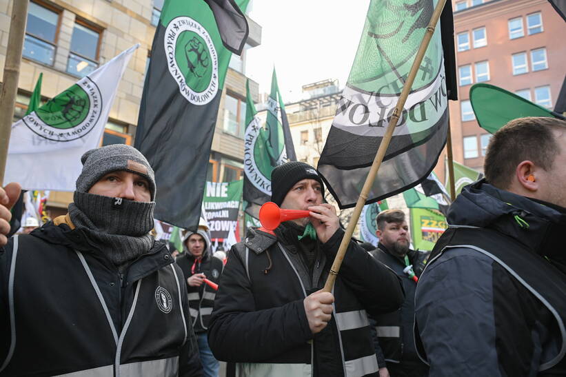 Protest energetyków i górników przed siedzibą Polskiej Grupy Energetycznej w Warszawie. Fot. PAP/Marcin Obara