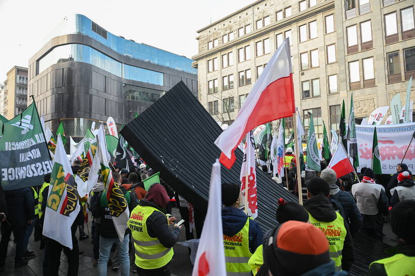 Protest energetyków i górników przed siedzibą Polskiej Grupy Energetycznej w Warszawie. Fot. PAP/Marcin Obara