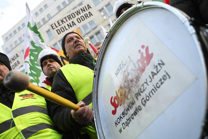 Protest energetyków i górników przed siedzibą Polskiej Grupy Energetycznej w Warszawie. Fot. PAP/Marcin Obara