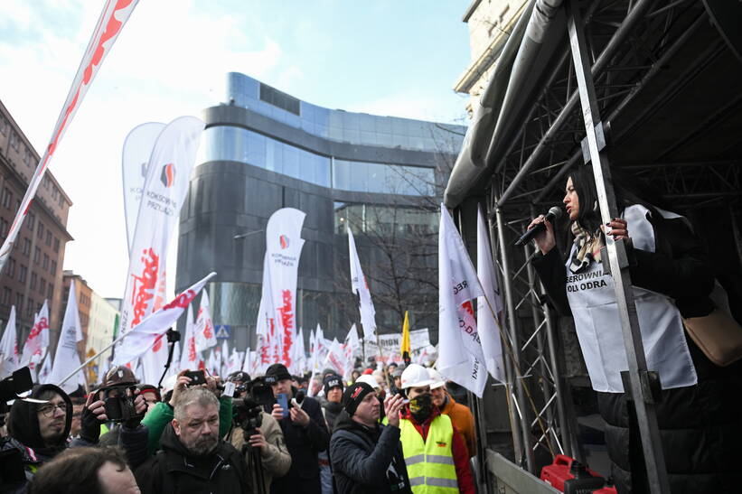 Protest energetyków i górników przed siedzibą Polskiej Grupy Energetycznej w Warszawie. Fot. PAP/Marcin Obara