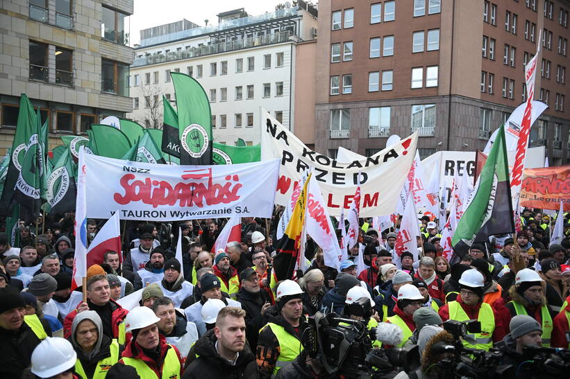 Protest energetyków i górników przed siedzibą Polskiej Grupy Energetycznej w Warszawie. Fot. PAP/Marcin Obara