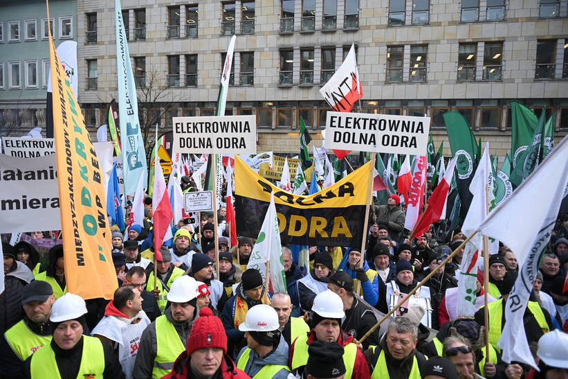 Protest energetyków i górników przed siedzibą Polskiej Grupy Energetycznej w Warszawie. Fot. PAP/Marcin Obara