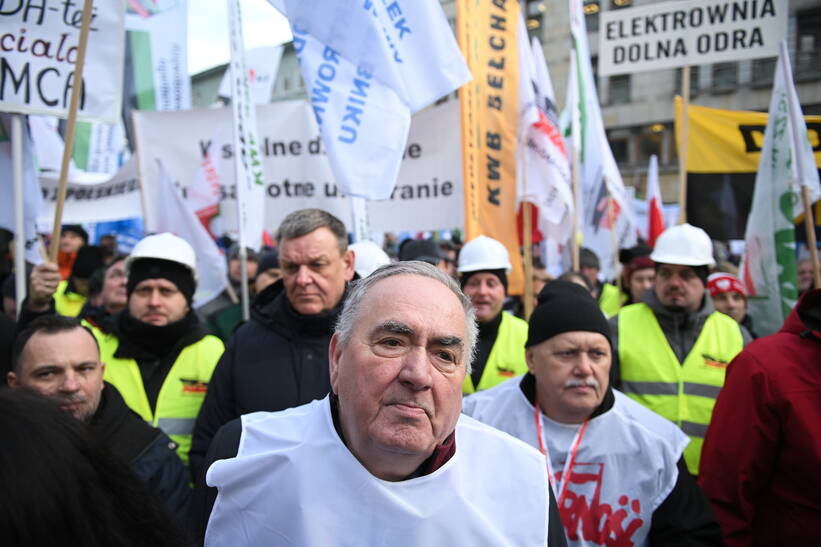 Protest energetyków i górników przed siedzibą Polskiej Grupy Energetycznej w Warszawie. Fot. PAP/Marcin Obara