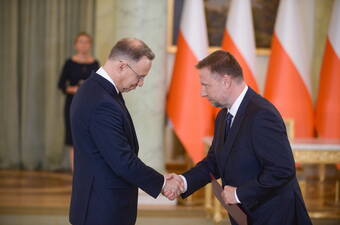 Prezydent RP Andrzej Duda (L) i powołany na ministra - członka Rady Ministrów, pełnomocnika rządu ds. odbudowy po powodzi Marcin Kierwiński (P). Fot. PAP/PAP/Marcin Obara