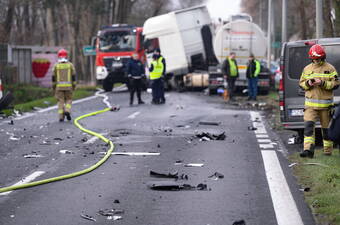 Miejsce wypadku z udziałem auta osobowego i cysterny. Fot. PAP/Jakub Kaczmarczyk