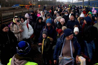 Ukraińscy migranci na dworcu PKP w Olkuszu. Fot. PAP/Łukasz Gągulski