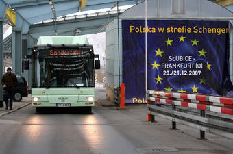 Słubice, 2007-12-21. Mieszkańcy Frankfurtu nad Odrą po raz pierwszy autobusem komunikacji miejskiej z Frankfurtu bez jakiejkolwiek kontroli przejechali przez dawne przejście graniczne łączące Słubice i Frankfurt nad Odrą, fot. PAP/Lech Muszyński