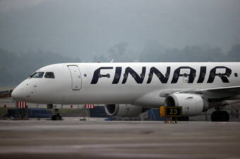 Samolot Embraer E190LR narodowych linii lotniczych Finlandii Finnair, zdjęcie ilustracyjne, fot. PAP/Łukasz Gągulski